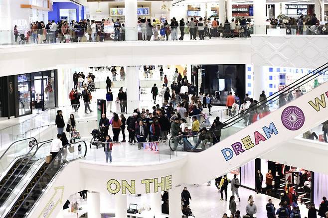 25일 뉴저지주의 한 쇼핑몰. 블랙프라이데이는 미국의 연말 쇼핑 시즌을 알리는 행사다. (사진=AFP)