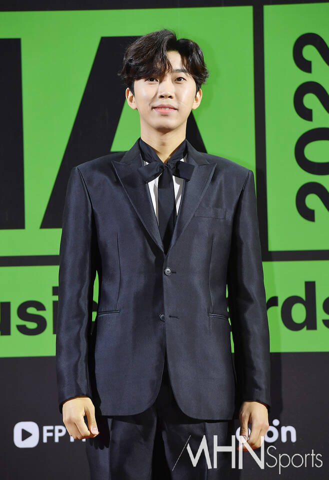 On this day, Lim Young-woong attended the MMA 2022 red carpet and showed off his perfect suit and beautiful dandy London Boy.Lim Young-woong appeared in a suit with a simple line. He finished the suit fashion with a neat and dandy look, matching the tie with a ribbon in a look that could seem bored.On this day, Lim Young-woong won the Grand Prize of the Year Artist of the Year and the album of the year in MMA2022, TOP10, Best Male Solo,The climber spewed out.Lim Young-woong, who won the album of the year, said, I am so happy and grateful to receive such a meaningful award for my first full-length album.It is a prize for many people who have worked hard for the album and fans of the hero era who loved the album. I would like to congratulate you all. Thank you fans for your courage in always taking on new challenges. I hope you stay healthy and happy for a long time. Good luck!Meanwhile, Lim Young-woong released the double single Polaroid Corporation (Polaroid) on the 15th.Polaroid Corporation contains the title song of the same name and London Boy (London Boy).Lim Young-woong is also ahead of the national tour concert IM HERO encore in December.
