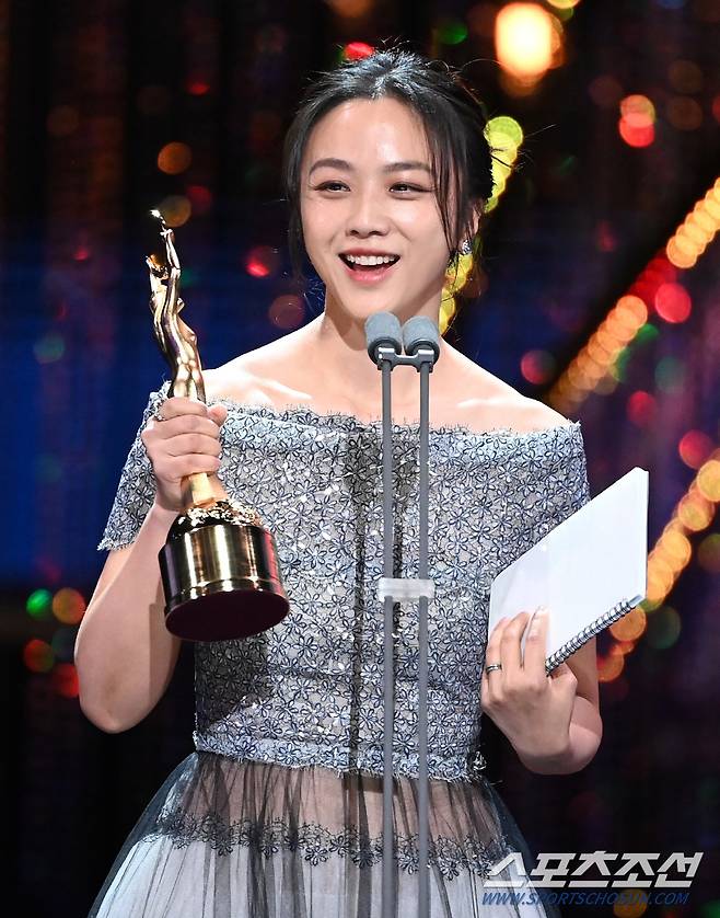 제43회 청룡영화상 시상식이 25일 여의도 KBS홀에서 열렸다. 여우주연상을 수상한 탕웨이가 수상 소감을 말하고 있다. 허상욱 기자wook@sportschosun.com/2022.11.25/