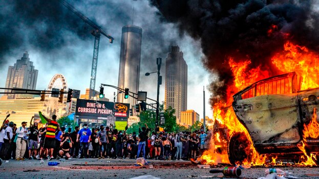 조지아주 애틀란타에서 플로이드 사건에 항의하는 성난 군중들의 방화로 차량이 불타고 있다.