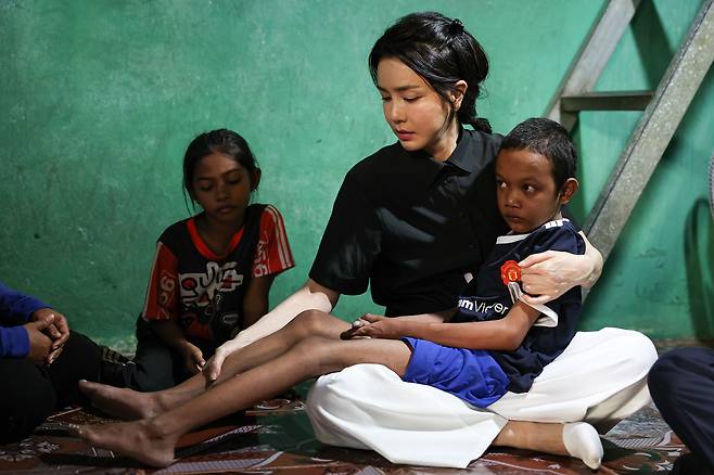 윤석열 대통령 배우자 김건희 여사가 12일 캄보디아 프놈펜에서 선천성 심장질환을 앓고 있는 로타의 집을 찾아 아이를 안고 있다. /대통령실 제공