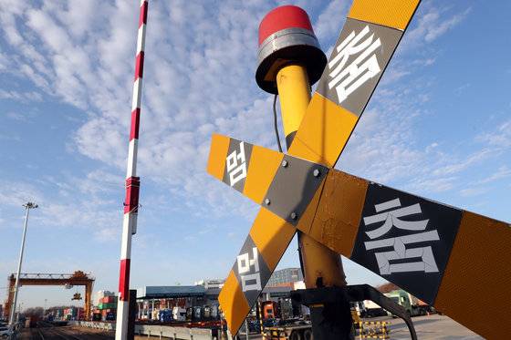 민주노총 공공운수노조 화물연대본부(화물연대)의 집단운송거부(총파업)가 나흘째 이어진 27일 오전 경기 의왕ICD에 적막감이 감돌고 있다. 국토부와 화물연대는 오는 28일 오후 정부세종청사에서 첫 교섭을 진행할 예정이다. 2022.11.27/뉴스1 ⓒ News1