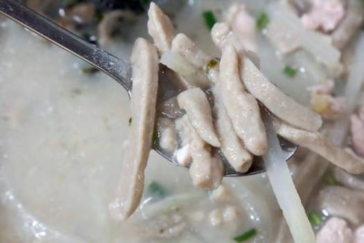 짧게 끊어진 메밀칼국수. 이해를 돕기 위한 사진. 《한 그릇에 담긴 이야기 국수와 밀면 》, 국립자연사박물관, 2019