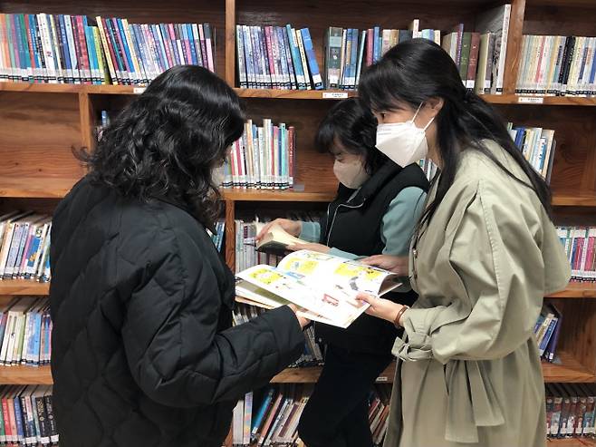 ‘마포구립 작은도서관을 지키는 사람들’ 공동대표단이 지난 23일 서울 마포구 해오름작은도서관에서 그림책을 추천하고 있다.
