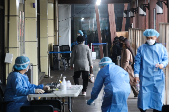 지난 23일 오전 서울 송파구보건소 선별진료소에서 시민들이 검사받는 모습. 뉴시스
