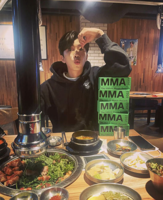 I love the heroic age.  ⁇Singer Lim Young-woong enjoys Alcoholic drink after MMAOn the 26th, Lim Young-woong uploaded a picture with the article  ⁇   ⁇   ⁇   ⁇ . In the shared photo, he finds a restaurant and enjoys a hearty meal and expresses joy.In particular, the MMA2022 (Melon music award), in which he is wearing his arm, attracts attention. Lim Young-woong is a five-princess at MMA2022, including Album of the Year and Artist of the YearIve given you awards.Lim Young-woong made his first full-length album with his impressions, and I am very happy and grateful to receive a meaningful award. This award is not for me alone, but for many people who have worked together for this album.It is an award to be received with the heroes who loved this album. Thank you for the heroic era.I can think of those days when I never dreamed that the day would come when I won such a big prize. Thank you so much.I will just be a singer who will work harder to make you a better music and a better music. I love you and I finished my testimony.Lim Young-woong