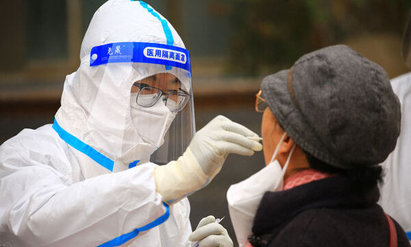 24일(현지시간) 중국 서북부 간쑤성 자위관시에서 한 의료인이 주민을 대상으로 코로나19 검사를 하고 있다. AFP연합뉴스