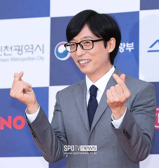 Another heartwarming story about broadcaster Yoo Jae-suk has been revealed.Recently, a video titled You Quiz on the Block Documentary Director, Yoo Jae Suk was posted on the YouTube channel Dodok Dodok.Park Ji County, Shanxi, who has been working as a VJ for 12 years on KBS Documentary 3 days and now works as a documentary director on tvN You Quiz on the Block on the Block, revealed Yoo Jae-suks misfortune that impressed him.Park Ji County, Shanxi, who has been working with Yoo Jae-Suk since MBC entertainment program Infinite Challenge, said as soon as he heard Yoo Jae-Suks name, Its just light.Park Ji County, Shanxi said of Yoo Jae-suk, When he moved, I asked for permission to ride in the car, and when I got on, I was breathless. Yoo Jae Suk was frugal and it was not a big car.I was in the middle of it with the staff, and I was holding the camera in the middle, he said. I had to put down the camera to see what to do. It was Long padding that Cody was wearing.It was a very common outfit in the field, but I did not have it. So I said, I have everyone but I do not have it. I am so envious. Park Ji County, Shanxi said, When I talked so lightly and arrived at the scene, the staff was reading the script, so I quietly got off without interruption, and (Yoo Jae-Suk) said Ji County, Shanxi where are you going?I dont even know my name, and I dont know why he saw my back again when I was talking to the staff. I think that was his consideration, too. It seemed like he called me that way because he cared about avoiding me.It was frustrating and moving, he said.Park also said, At the end of the three-month period, the last shot was Totoga. The scene was a battlefield that day.The recording was finished safely, the staff took all the demolition, and finally, Kim Tae-ho PDs interview was lengthened.2 Finally, we are going to organize and go out, but Yoo Jae-Suk stood alone with the padding in front of the corridor elevator. He said: I didnt believe it.I called Ji County, Shanxiah and padded for 3 months. I knew how I was finishing this day like this war, and I remembered the padding story again and waited for 30 to 40 minutes.I think I wanted to say I had a lot of hardships myself, he said about Yoo Jae-Suks misfortune.On the other hand, Yoo Jae-Suk is active in SBS Running Man, tvN You Quiz on the Block on the Block and MBC What are you doing when you play?It is also set to release its Netflix original Korea Number One on Saturday.