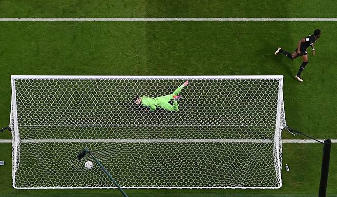TOPSHOT - Canada's forward #19 Alphonso Davies scores the opening goal during the Qatar 2022 World Cup Group F football match between Croatia and Canada at the Khalifa International Stadium in Doha on November 27, 2022. (Photo by Jewel SAMAD / AFP)
<저작권자(c) 연합뉴스, 무단 전재-재배포 금지>