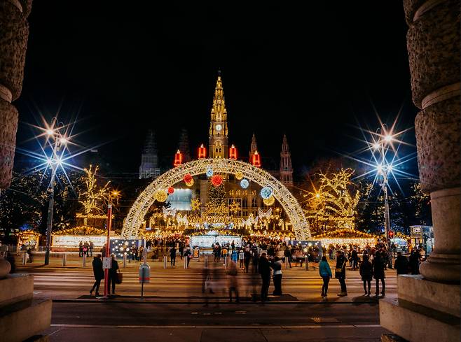 크리스마스 시즌 비엔나 시청사 광장 전경 ©WienTourismusJulius_Hirtzberger