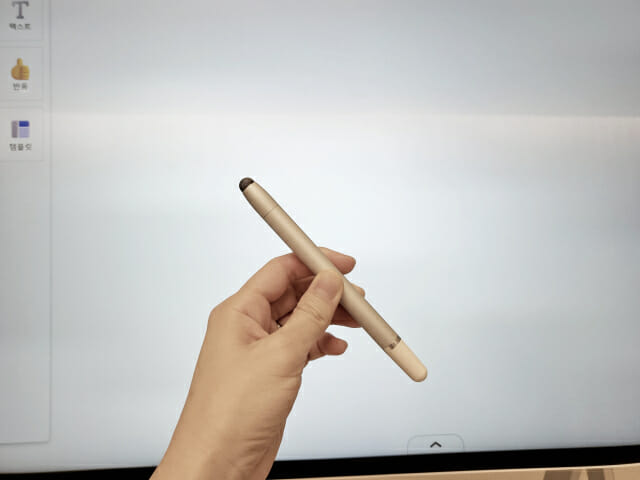 원퀵 화이트보드에서는 펜 뿐만 아니라 손가락으로도 필기가 가능하다. 원퀵에는 터치펜 1개가 포함돼 있다. (사진=지디넷코리아)