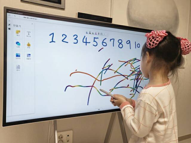 원퀵 화이트보드는 한창 그림 그리는 것을 좋아하고, 다양한 도형, 글자, 숫자를 배우는 유아 및 어린이들에게 교육용으로 유용했다. (사진=지디넷코리아)