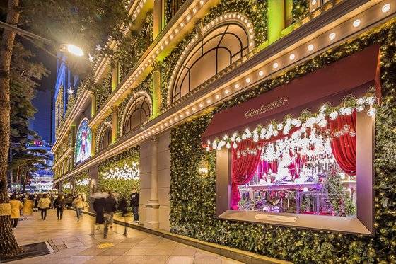 서울 중구 소공동 롯데백화점 본점의 크리스마스 장식이 화려하게 불을 밝히고 있다. 사진 롯데백화점