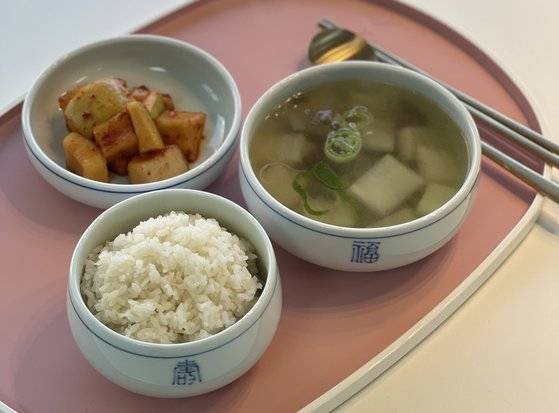 제철 무와 소고기를 푹 끓여 만든 뜨끈한 소고기 뭇국. 사진 이정웅