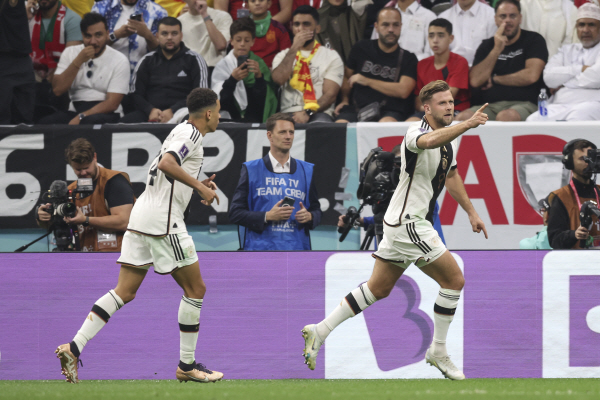 28일 2022 카타르 월드컵 E조 스페인과 독일의 경기에서 독일의 니클라스 필크루크(오른쪽)가 득점을 하고 기뻐하고 있다. 신화 연합뉴스