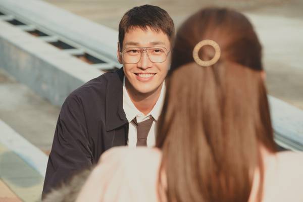 배우 김영광이 ‘썸바디’에서 위험한 남자 성윤오를 연기하는 모습. 넷플릭스 제공