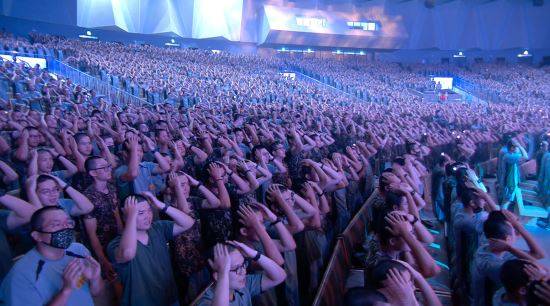 육군 장병들이 군 교회에서 안무와 함께 찬양 '실로암'을 부르고 있다. 국민일보DB