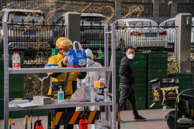 중국 베이징의 봉쇄된 주거 단지 앞에 배달 음식과 택배가 놓여 있다. EPA연합뉴스