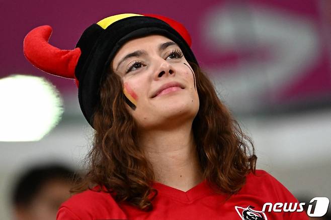 (도하 AFP=뉴스1) 최종일 기자 = 벨기에가 23일(현지시간) 카타르 알 라이얀의 아흐마드 빈 알리 스타디움에서 열린 F조 조별리그 1차전에서 캐나다를 1-0으로 제압한 가운데 한 여성 축구팬이 벨기에를 응원하고 있다. ⓒ AFP=뉴스1 Copyright (C) 뉴스1. All rights reserved. 무단 전재 및 재배포 금지.