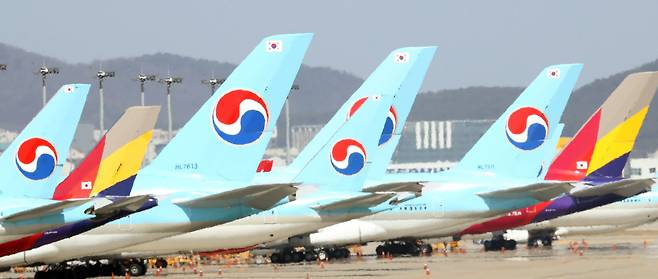 인천국제공항에 대한항공과 아시아나항공의 항공기가 서 있다. [연합]