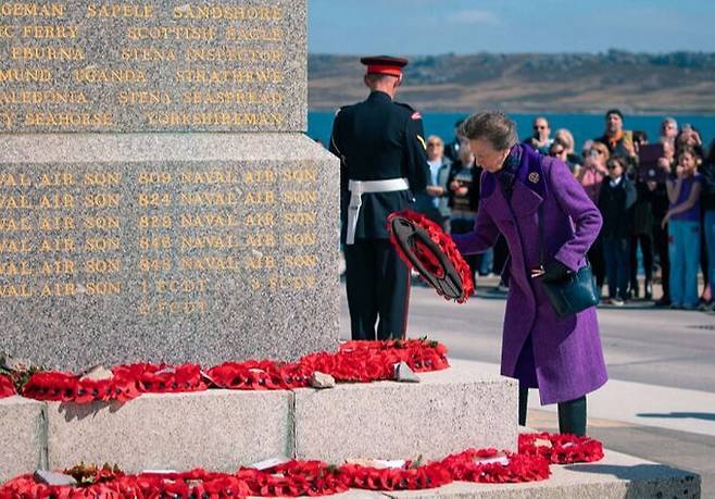 영국 왕실의 앤 공주가 최근 남대서양의 영국령 포클랜드 제도를 방문해 1982년 아르헨티나와의 전쟁 당시 전사자 이름이 새겨진 추모비에 헌화하고 있다. 영국 왕실 SNS 캡처