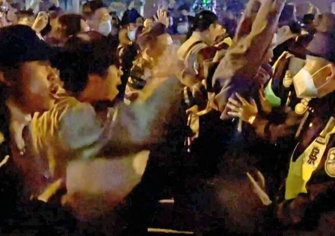 27일 밤 상하이 시민들이 제로 코로나 정책에 반대하는 대규모 시위를 시작했다. 사진=블룸버그 통신