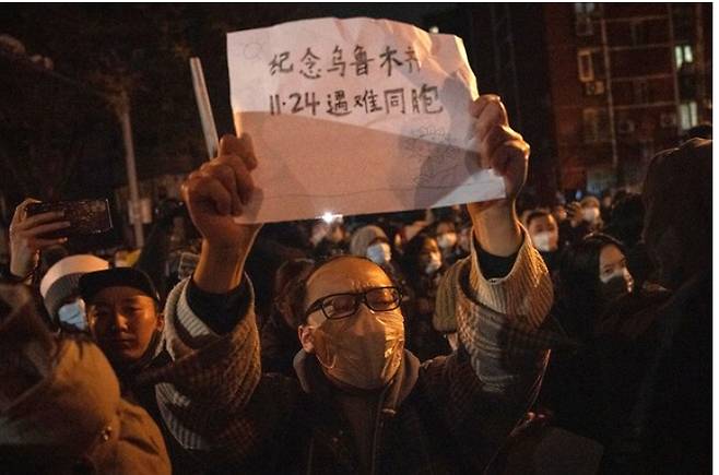 중국 곳곳에서 일명 ‘백지시위’로 불리는 아무런 구호도 적지 않은 조용한 시위가 이어지자 중국 당국이 A4용지 판매를 전면 금지할 것이라는 소문이 번져 논란이 이어지고 있다. 출처 트위터