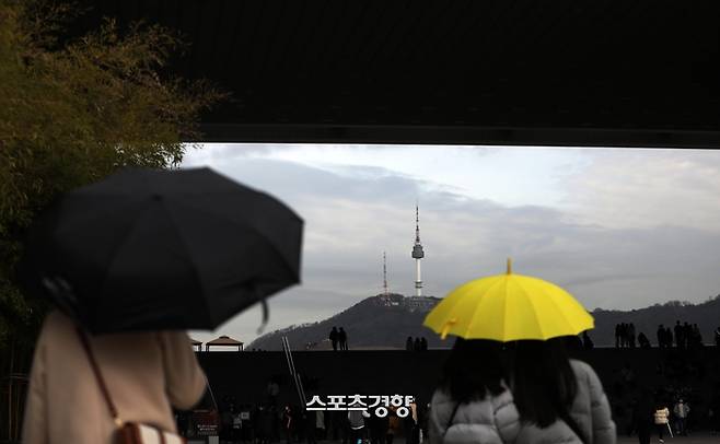 전국적으로 비가 내린 28일 서울 용산구 국립중앙박물관을 찾은 학생들이 우산을 쓰고 있다. |김창길기자