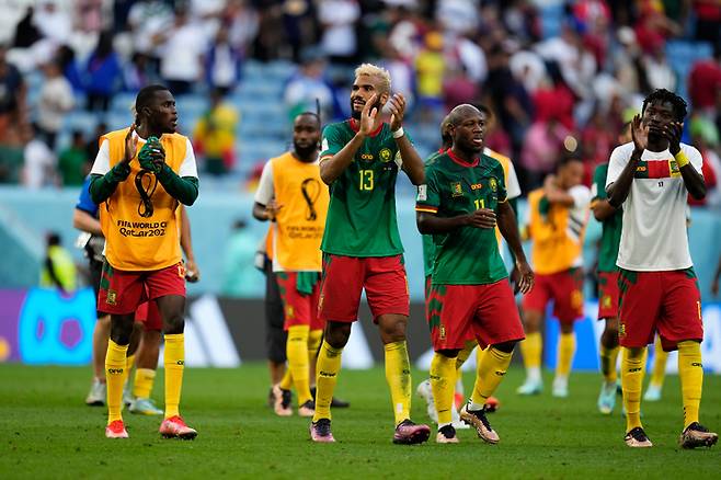 카메룬 선수들이 28일 카타르월드컵 조별리그 세르비아전을 무승부로 마친 뒤 박수를 치며 경기장을 빠져나가고 있다. AP연합뉴스