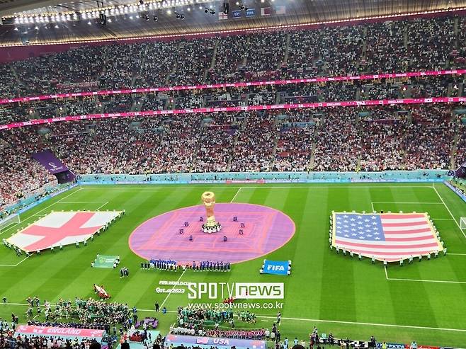 ▲ 카타르 도하에서 한 시간 떨어진 알코르의 알 베이트 스타디움에서 열린 잉글랜드-미국전, 이날 경기는 오후 10시에 시작 됐다.