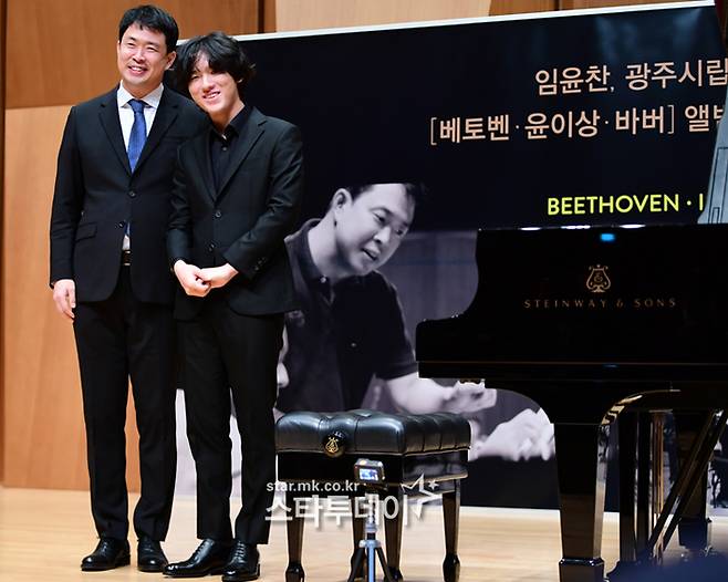 피아니스트 임윤찬과 지휘자 홍석원이 포즈를 취하고 있다.