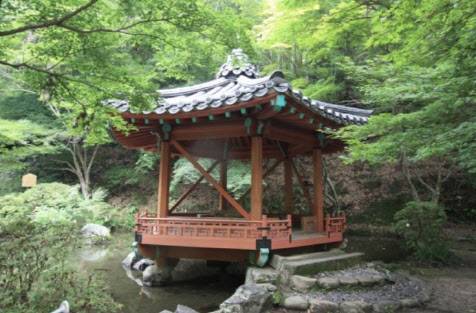 이와쿠니시 모미지다니 공원에 놓여진 고양 벽제관 육각정(사진=뉴시스).