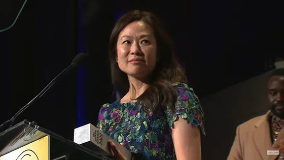 2022 고섬 어워즈 시상대에 오른 프로듀서 수 휴 〈화면 출처=The Gotham Film & Media Institute〉