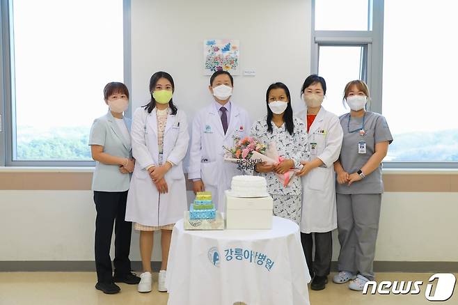 선천성 심장병을 앓고 있는 캄보디아 여성 '마이 찬보파' (오른쪽 세번째)의 무료수술 집도를 한 강릉아산병원 전보배 교수(왼쪽 두번째)와 소아청소년과 김영휘 교수(가운데)등 의료진이 찬보파 씨의 퇴원을 축하하고 있다.(강릉아산병원 제공) 2022.11.29/뉴스1