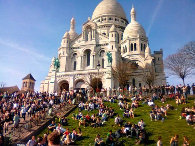 코로나 사태 이전 프랑스 파리 몽마르뜨 언덕의 사크레퀘르 사원 앞에 모인 관광객들.