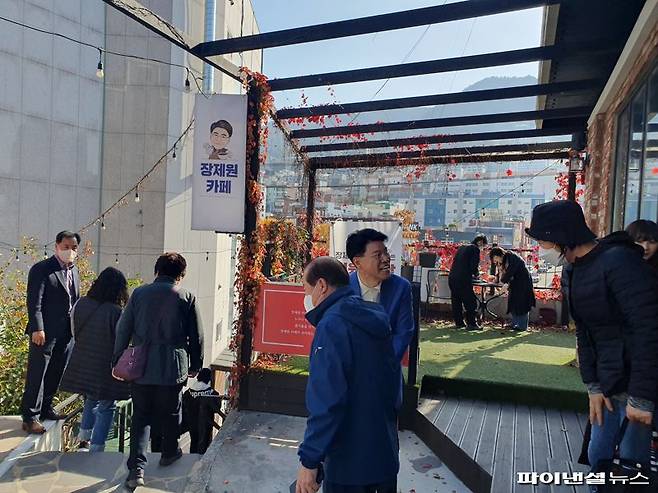 장제원 국민의힘 의원이 11월 26일 부산 사상구 주례동 '장제원의 비전하우스'에서 민원의 날 행사를 갖고 사상구민의 민원을 청취했다.