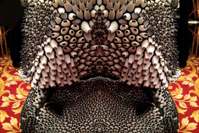 2013년 보스턴 미술관에 전시되었던 '안토자'는 산호충류에서 추출한 물질로 3D 프린팅한 친환경 미래형 텍스타일이다. 위키피디아 캡처