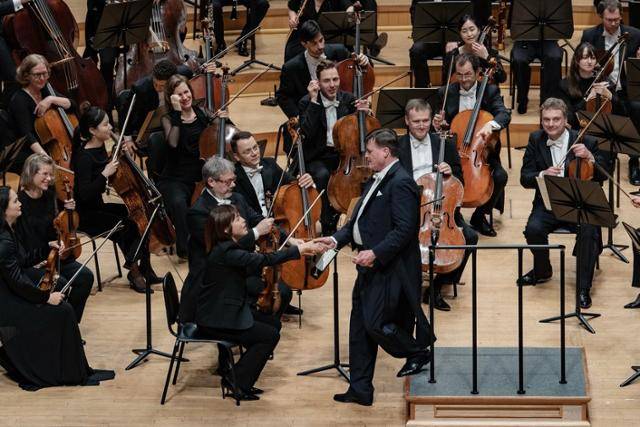 28일 롯데콘서트홀에서 독일 오케스트라 베를린 슈타츠카펠레와 연주를 마친 지휘자 크리스티안 틸레만이 악장인 한국인 바이올리니스트 이지윤에게 악수를 청하며 감사 인사를 하고 있다. ⓒmidaby