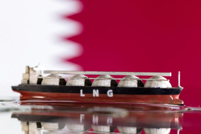 카타르 국기와 모형 LNG선. 로이터 연합뉴스 자료사진