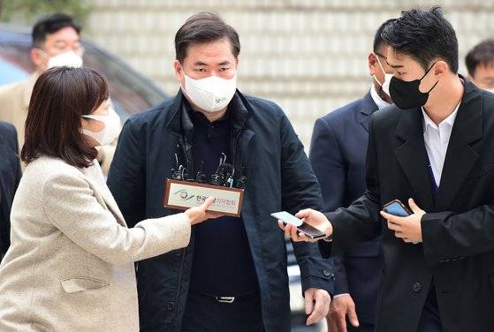 유동규 전 성남도시개발공사 기획본부장이 지난 25일 오전 서울 서초구 서울중앙지법에서 열린 대장동 개발 사업 로비·특혜 의혹 관련 1심 속행 공판에 출석하고 있다. 뉴스1