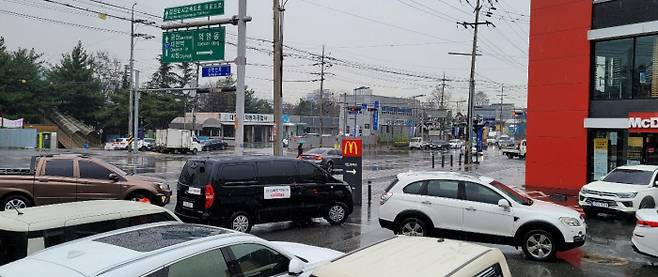 지난 28일 대전 대덕구의 한 드라이브스루 매장 앞 도로가 차량으로 가득 차 있다.
