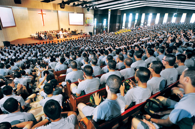 훈련병들이 충남 논산 육군훈련소 연무대교회에서 예배를 드리고 있다. 국민일보DB