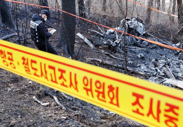 국토교통부 항공철도사고조사위원회 관계자가 헬기 추락사고 다음 날인 28일 강원 양양군 현북면 추락 현장에서 조사를 하고 있다. 연합뉴스