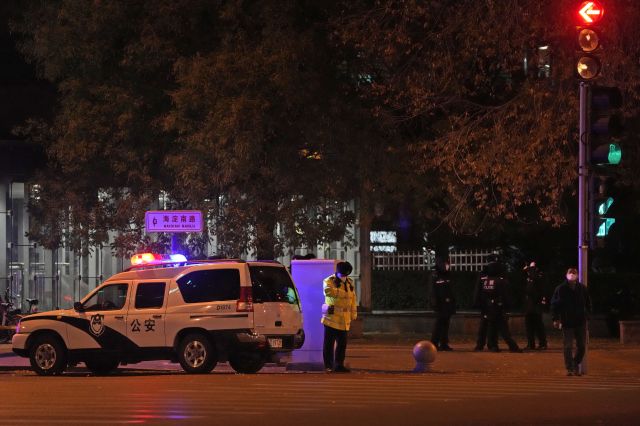 중국 공안이 28일 밤 '백지 시위'가 벌어질 것으로 예상된 베이징의 한 지하철역 앞을 감시하고 있다. AP연합뉴스