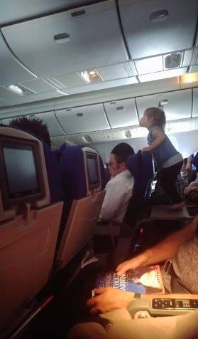 테이블에서 뛰고 있는 아기 / 사진= readysetgorilla 레딧 캡쳐