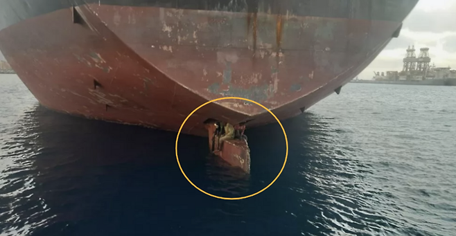 스페인 당국이 나이지리아에서 출항한 선박의 방향타 위에서 11일간 항해한 밀항자 3명을 적발했다고 BBC가 29일(현지시간) 보도했다. [출처 : BBC]
