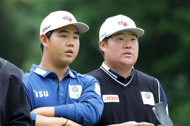 김주형(왼쪽)와 임성재가 지난달 일본 지바현 인자이의 나라시노CC에서 열린 미국 PGA 투어 조조 챔피언십 2라운드 경기중 11번홀 코스를 살피고 있다. ｜게티이미지
