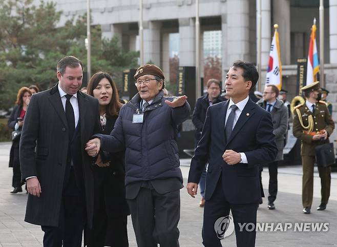 '함께 손잡고' (서울=연합뉴스) 이지은 기자 = 한국을 방문 중인 기욤 장 조세프 마리 룩셈부르크 대공세자가 29일 오후 서울 용산구 전쟁기념관에서 추모비에 헌화와 참배를 마친 뒤 6ㆍ25전쟁 당시 룩셈부르크 소대에 배속됐던 참전유공자 김성수 옹, 박민식 국가보훈처장과 손을 잡고 이동하고 있다. 2022.11.29 jieunlee@yna.co.kr