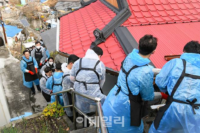 하나증권 임직원들이 지난 29일 서울 서대문구 홍제동 개미마을에서 봉사활동을 진행하고 있다. (사진=하나증권)