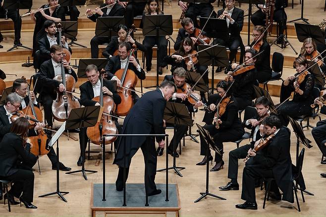 지휘자 크리스티안 틸레만과 독일 오케스트라 베를린 슈타츠카펠레의 연주 모습. (마스트미디어 제공)